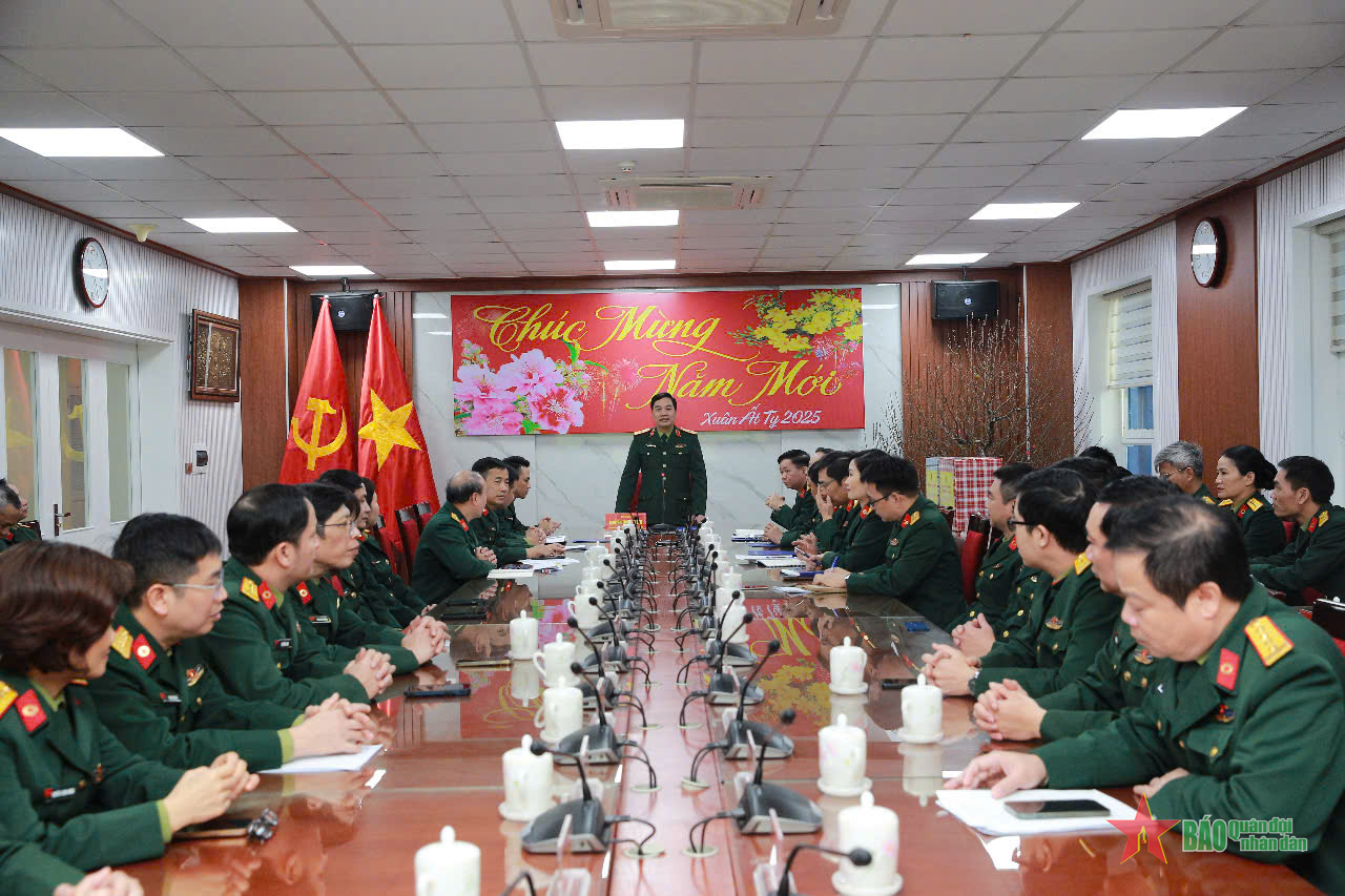 Thiếu tướng Nguyễn Trọng Thiện kiểm tra SSCĐ, tặng quà tại Bệnh viện Quân y 354

​